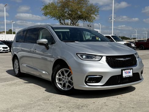 Used 2023 Chrysler Pacifica Touring-L image 2