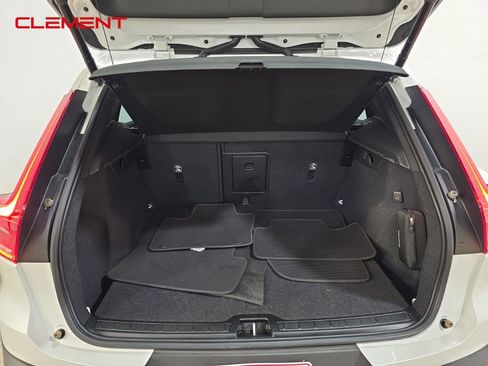 Used 2023 Volvo XC40 B5 Ultimate image 9