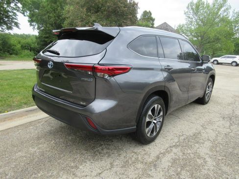 Used 2021 Toyota Highlander XLE FWD image 10