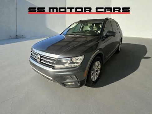 Used 2018 Volkswagen Tiguan SE w/ Panoramic Sunroof Package image 2
