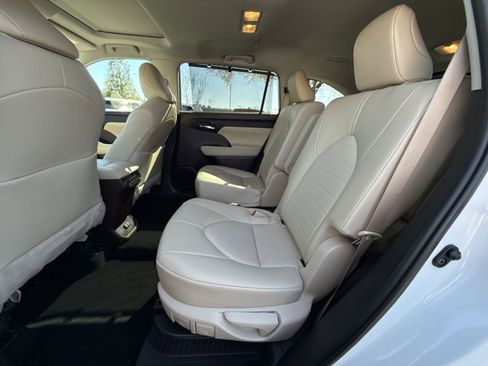 Used 2022 Toyota Highlander XLE image 23