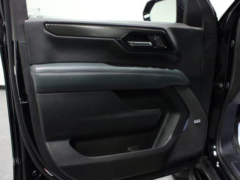 Used 2025 GMC Yukon XL AT4 AWD/4WD image 11