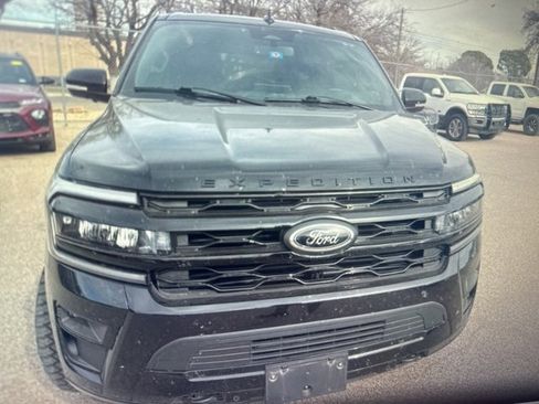 Used 2022 Ford Expedition Limited image 3
