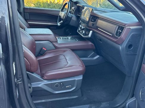 Used 2024 Ford Expedition Limited image 11