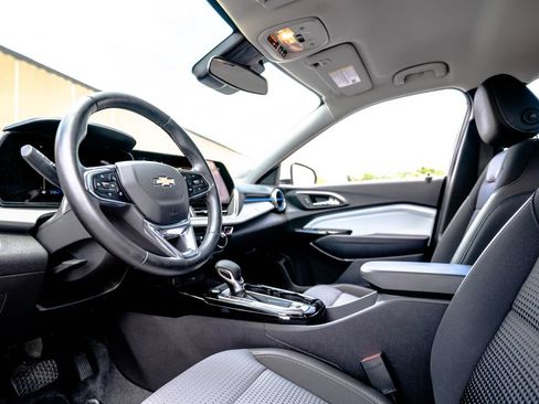 Used 2025 Chevrolet Trax LT w/ Driver Confidence Package FWD image 5