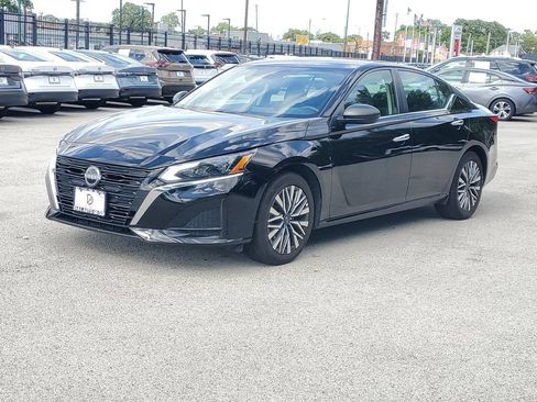 Used 2025 Nissan Altima 2.5 SV FWD image 2