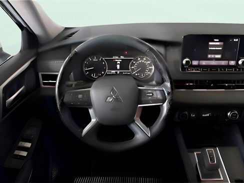 Used 2024 Mitsubishi Outlander ES image 20