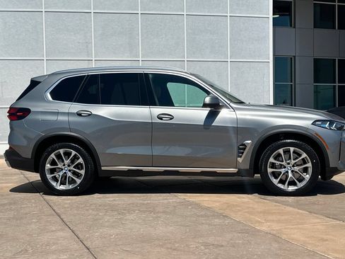 Used 2024 BMW X5 xDrive40i w/ Premium Package AWD/4WD image 3