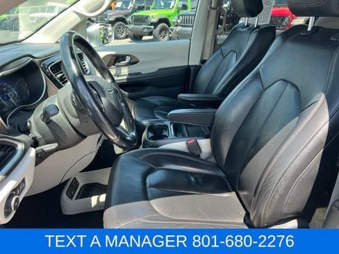 Used 2018 Chrysler Pacifica Touring-L FWD image 18