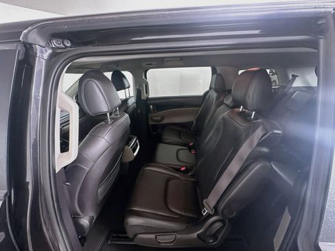 Used 2025 Kia Carnival FWD image 28