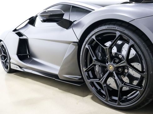 Used 2025 Lamborghini Revuelto image 31