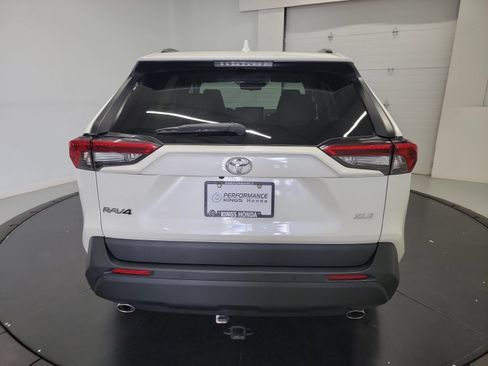 Used 2021 Toyota RAV4 XLE Premium FWD image 8