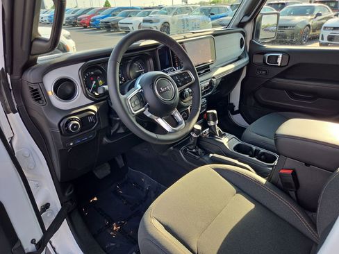 Used 2025 Jeep Wrangler Unlimited Sahara AWD/4WD image 18