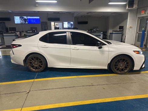 Used 2023 Toyota Camry SE image 4