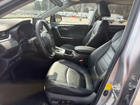 Used 2021 Toyota RAV4 XLE Premium image 16