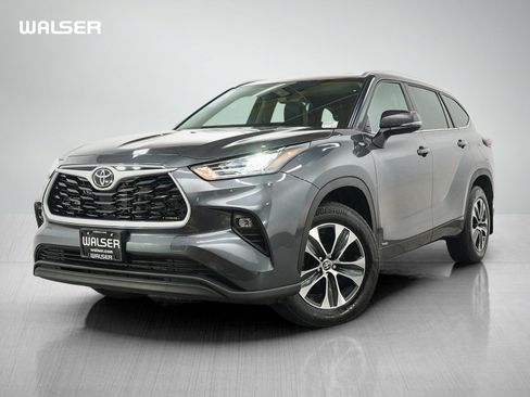 Used 2025 Toyota Highlander XLE AWD/4WD image 1