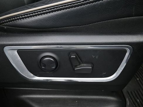 Used 2022 RAM 1500 Laramie AWD/4WD image 12
