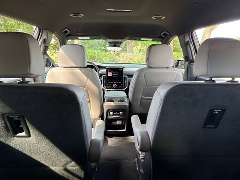 Used 2026 GMC Acadia Elevation w/ Elevation Premium Package FWD image 29