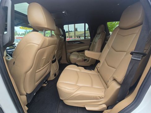 Used 2020 Cadillac Escalade Platinum AWD/4WD image 16