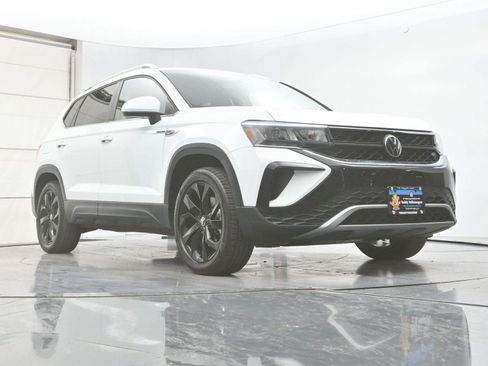 Certified 2022 Volkswagen Taos SE w/ Panoramic Sunroof Package FWD image 30