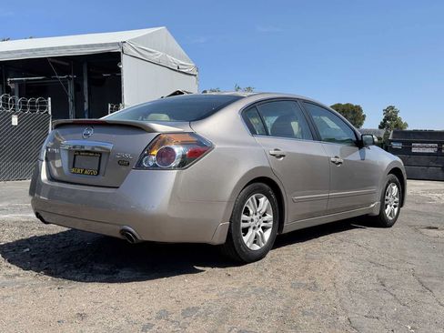 Used 2011 Nissan Altima 2.5 SL w/ Technology Pkg FWD image 6