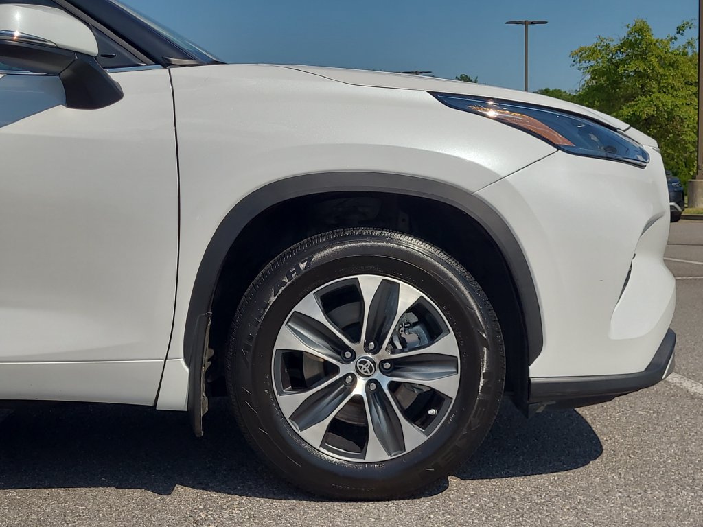 Used 2024 Toyota Highlander XLE FWD image 9