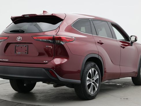 Used 2022 Toyota Highlander XLE FWD image 8