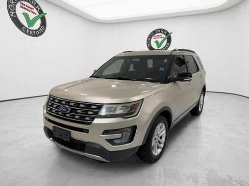 Used 2017 Ford Explorer XLT w/ Equipment Group 201A FWD image 2