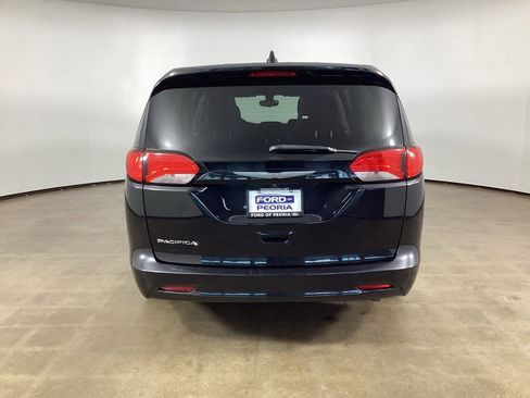Used 2017 Chrysler Pacifica Touring FWD image 10