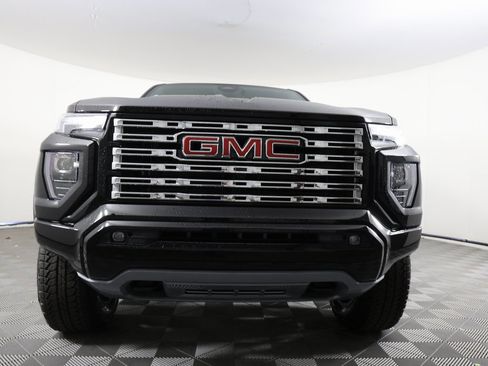 Used 2025 GMC Canyon Denali image 2