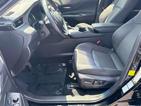 Used 2022 Toyota Venza LE image 30