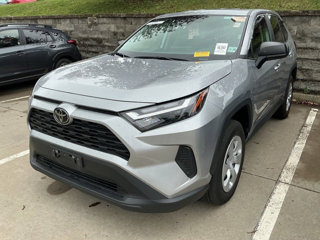 Used 2025 Toyota RAV4 LE AWD/4WD image 3
