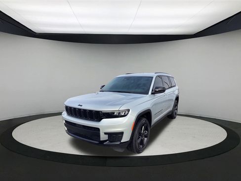 Used 2023 Jeep Grand Cherokee L Laredo image 4