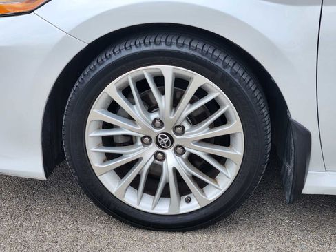 Used 2019 Toyota Camry XLE FWD image 9