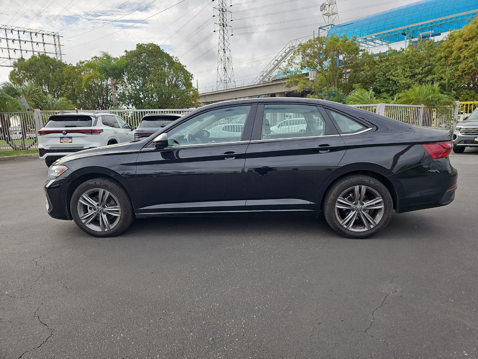 Used 2023 Volkswagen Jetta SE FWD image 8