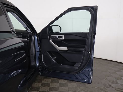 Used 2022 Ford Explorer XLT image 19