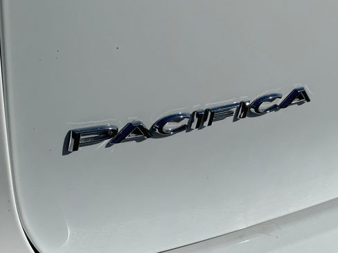 Used 2023 Chrysler Pacifica Touring-L FWD image 28