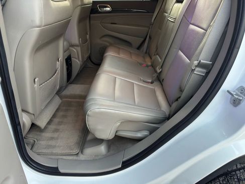 Used 2013 Jeep Grand Cherokee Laredo w/ Laredo E Group image 9