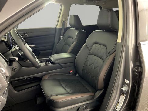 New 2026 Nissan Pathfinder Platinum AWD/4WD image 17