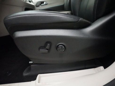 Used 2024 Chrysler Pacifica Touring-L image 29