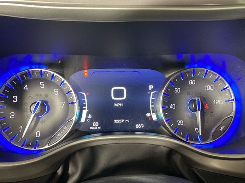 Used 2025 Chrysler Pacifica Select FWD image 9