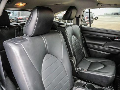 Used 2021 Toyota Highlander XLE AWD/4WD image 78