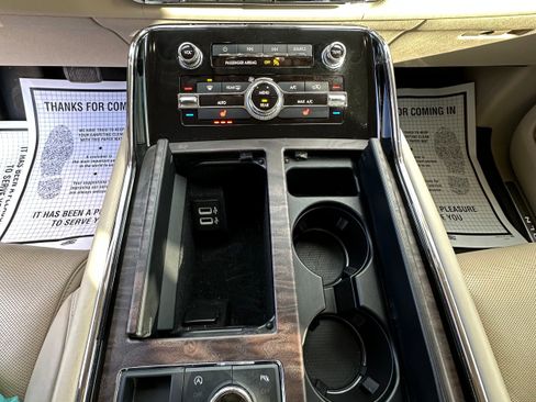 Used 2019 Lincoln Navigator Premiere image 17