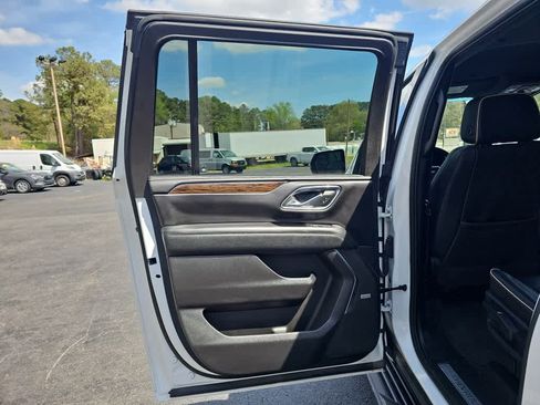 Used 2023 Chevrolet Suburban Premier image 33