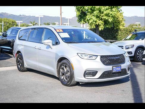 Used 2022 Chrysler Pacifica Limited w/ Uconnect Theater Family Group FWD image 3