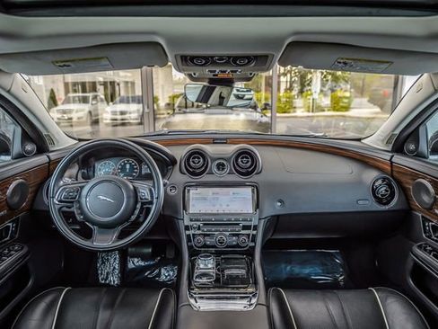 Used 2019 Jaguar XJ R-Sport image 3