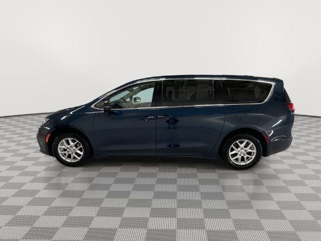 Used 2024 Chrysler Pacifica Touring-L FWD image 6