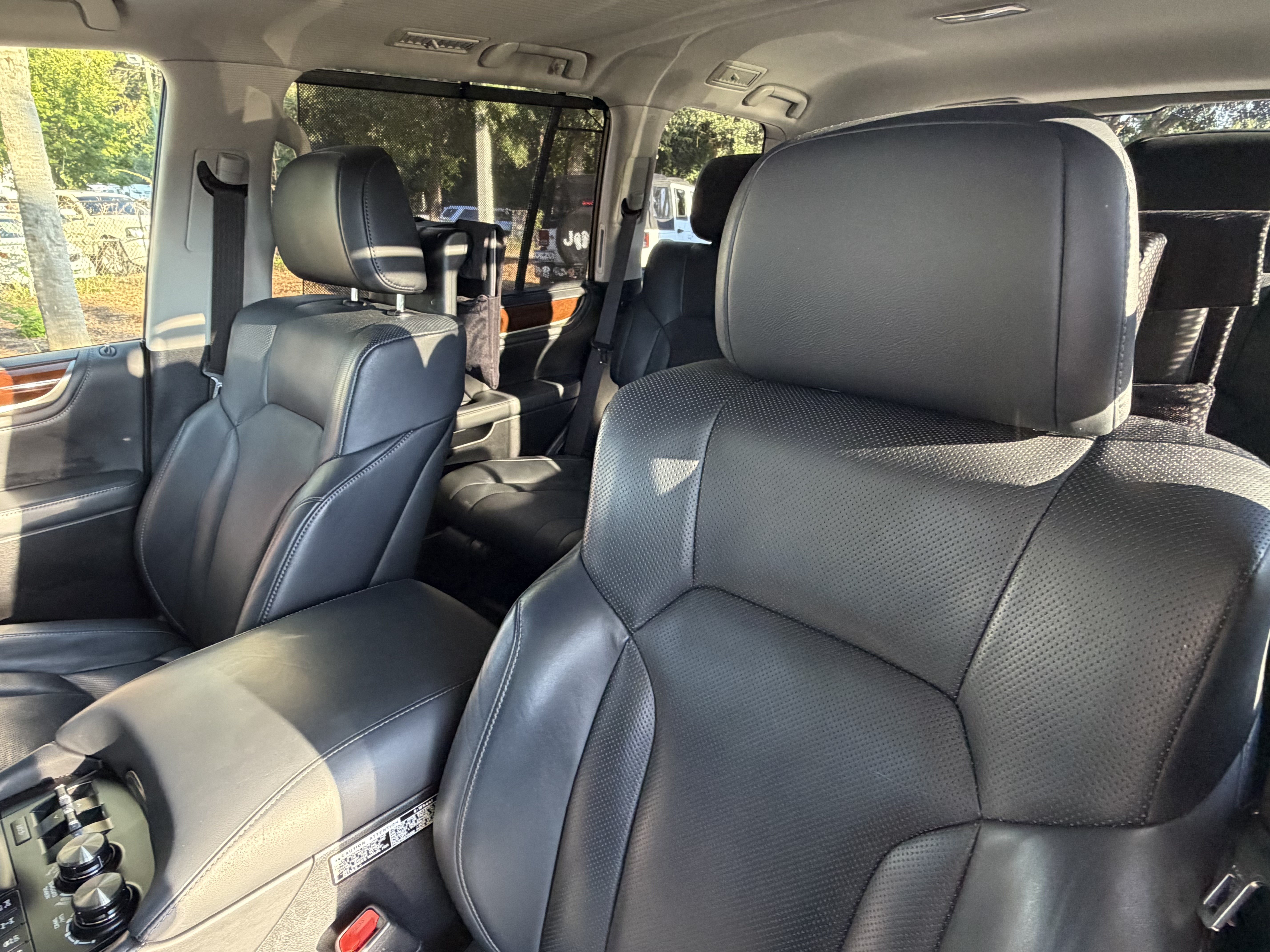 Used 2017 Lexus LX 570 4WD w/ Luxury Package image 18