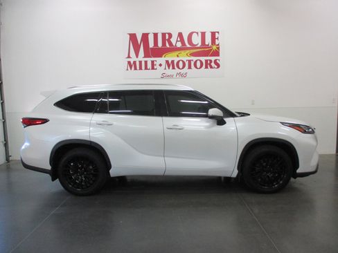 Used 2022 Toyota Highlander Limited image 6
