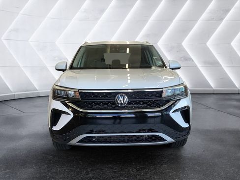 Used 2024 Volkswagen Taos SE image 2